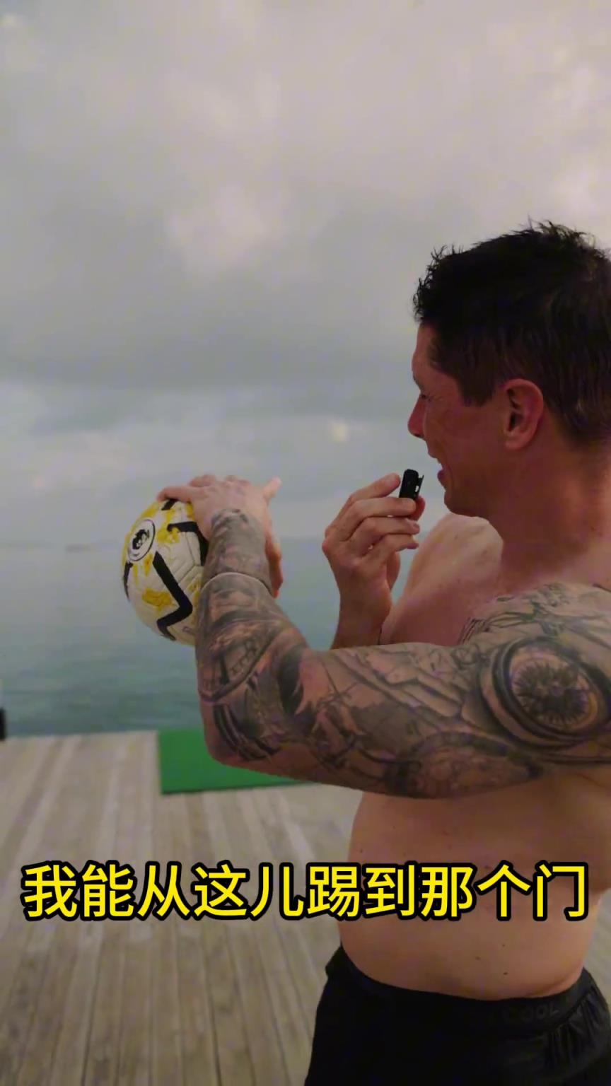 當(dāng)年多少人的偶像！托雷斯挑戰(zhàn)赤腳進(jìn)球