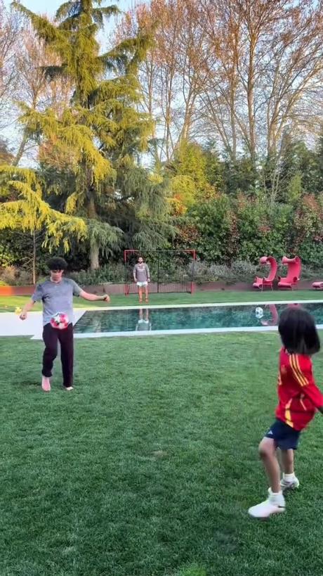 馬塞洛和兒子隔水相傳！大兒子腳法有點(diǎn)東西的！