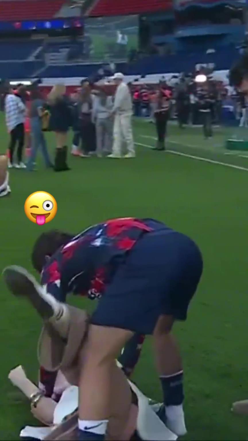 玩這么花！？?jī)?nèi)維斯在家人面前把自己女友按倒在地