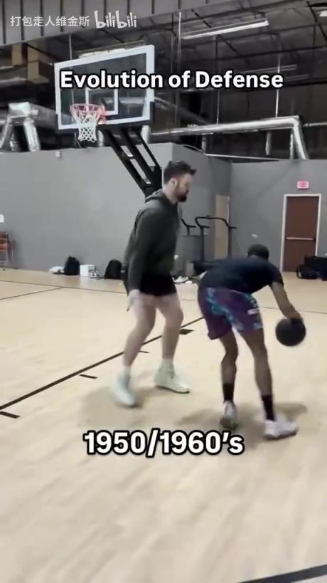 太真實(shí)了！外網(wǎng)網(wǎng)紅惡搞NBA不同時(shí)代的防守尺度變化！