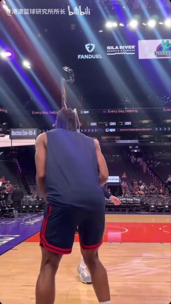 機(jī)器人級(jí)別的靜態(tài)身體！近距離看小卡的賽前熱身！