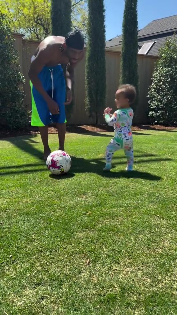 足球要從娃娃抓起！SGA帶娃踢足球，小孩摔倒時(shí)鼓掌“嘲笑”！